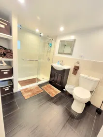 CoZy SuItE/walk 2 train - free parking - Image 3