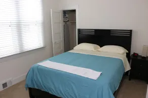 A 4 bedroom house near a metro station w/ parking - Image 4