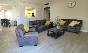 Pool access, garage, TV in all rooms fast Internet - Image 3