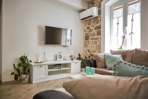 VINTAGE apartment with an outside patio and barbecue - Image 2