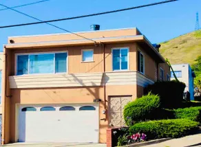!Newly Cozy 4 Beds and 2 baths Free parking Unit! - Image 3