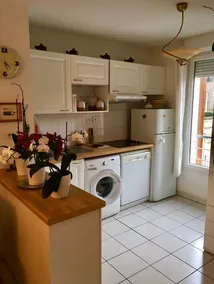 Beautiful modern 3 bedroom, bright, large south-facing balcony - Image 4