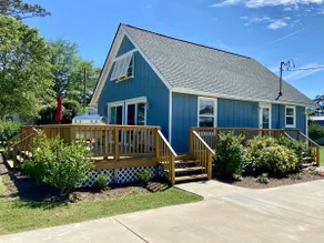 ⛵️Coastal Cottage in Waterfront Neighborhood - Image 2