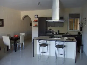Apartment with garden & pool - Image 5