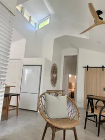 Inspiring, light-filled, modern unit - Image 2