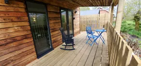 Secluded garden lodge with free parking. - Image 5