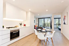 St Kilda Stunner - Rooftop Infinity Pool + Parking - Image 2