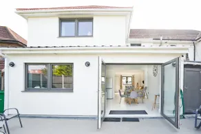Home from home - 4 Double Bed House with Parking - Image 4