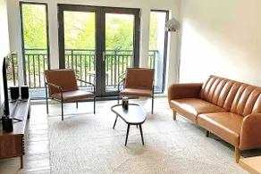 Modern Luxury Apartment in Quincy - Image 2