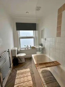 Amo Mews House - Central, Private Patio & Free Parking - Image 5