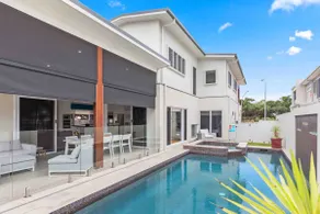 Luxury Family Retreat on the Esplanade - Image 3
