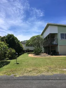 Crescent Head retro surf shack, flat walk to beach - Image 2