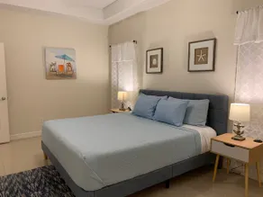 Luxury townhome, movie room & private garage - Image 2
