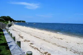 Peconic Bay Private Beachfront Escape - Image 2