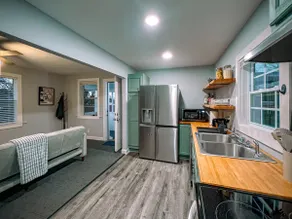 Bright and Cozy Upgraded Apartment in West Point - Image 3