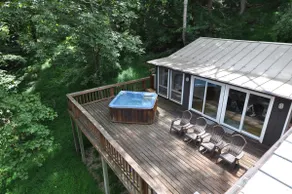 Modern mountain retreat | hot tub & views - Image 3