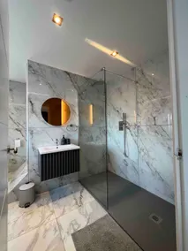 The Place with king beds, Ensuite Bathrooms, Close to Airport and Free Parking - Image 2
