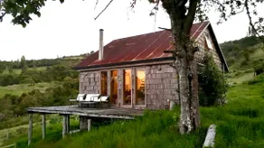 Cottage on waterfront with hot tub - Image 2