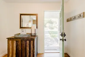 Cozy Modern Cottage with Quiet Back Yard - Image 3