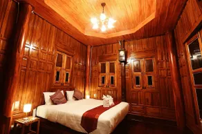 Cozy Teak Cabin with King bed on the River - Image 4