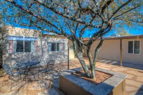 Appealing Quiet and Private Modern 2 Bedroom - Image 4