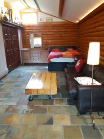 Log cabin on the James River in Alberta - Image 2