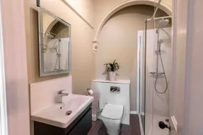 Stylish Central 2 Bedroom Apartment - Image 3