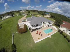 Lakehouse with private pool - Image 2