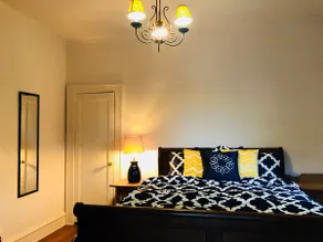 Historic District, Charming Cottage, Sleeps 10 - Image 5
