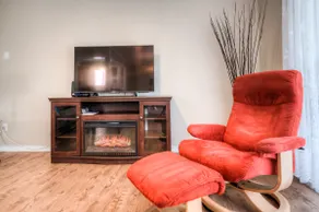 Beautiful, suite- 2 Bedroom/3 beds, full kitchen - Image 3