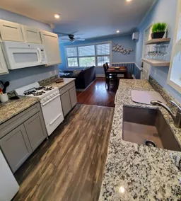 Paradise Blue, bright, airy carriage house in town - Image 2