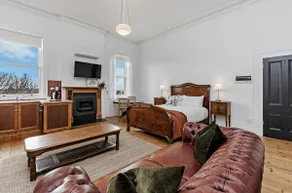 Sunlit 1 BR APT w/ reading nook & clawfoot bath - Image 3