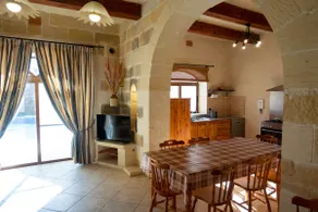 Centre Island Holiday Home with private pool and hot tub - Image 4