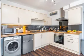 Beautiful Flat Town Centre 55 inch Smart TV + Netflix - Image 3