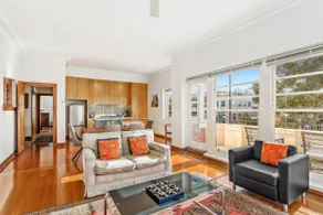 Open plan Art Deco apartment, bay & city views - Image 4