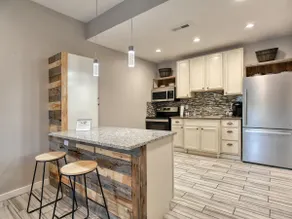 New, modern & chic, upscale apartment - Image 2