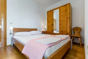 Seaview Apartment 4 with beach path - Image 3