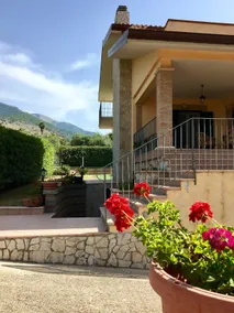 Villa with pool - Image 4