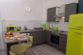 Modern 3BR Near Docks Free Parking Fast Wi-Fi - Image 3