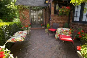 Quaint English Cottage Garden Private Apt. - Image 3
