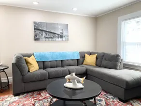 Newly Renovated Spacious 4BR peaceful downtown Apt - Image 3