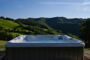 Surrounded by greenery, minutes away from the center. - Image 5