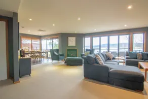 The Lakehouse 3 story house, sleeps 10, 2.5 baths - Image 2