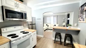 Walk to dining/bars/parks! Ideal for Red Rocks! - Image 3