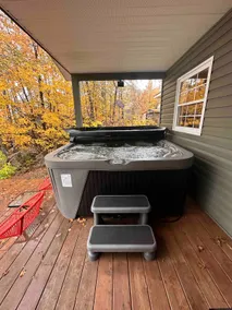 Waterfront Cottage on Lake w/ Hot Tub + Game Room - Image 5