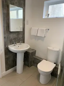 Best located Flat in Cheltenham and Free Parking - Image 5