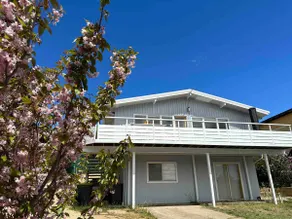 Lake views, walk to town, stylish, warm and bright - Image 2