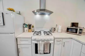 One-bedroom bright guesthouse w/ workspace - Image 3