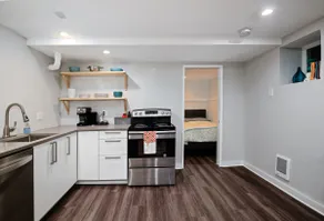 Clean private apartment near Green Lake/light rail - Image 4