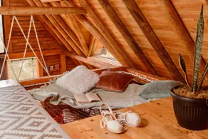 CHALET-STYLE CABIN SURROUNDED BY NATURE (AURORA) - Image 4